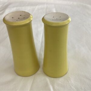 Vintage 1950s salt & pepper shakers made of Porcelin or ceramic.